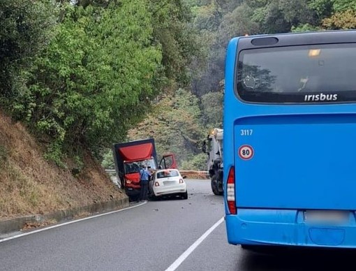 Scontro tra auto e camion sulla Sp 29 del Cadibona: soccorsi mobilitati, disagi al traffico