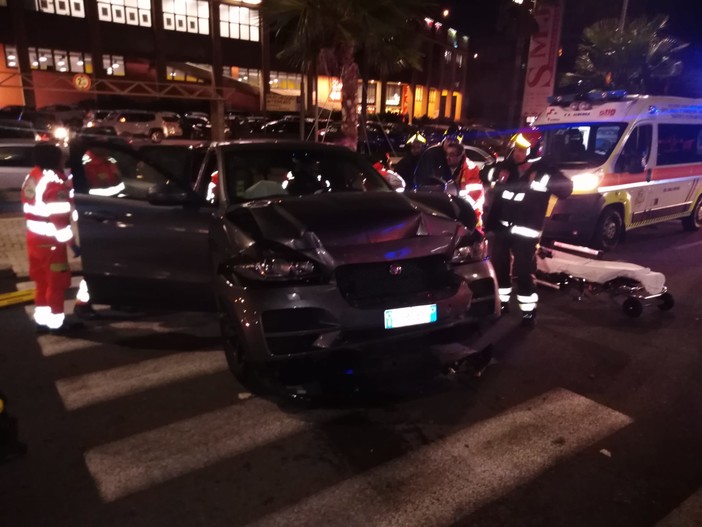 Cisano, perde il controllo dell'auto e va a sbattere contro un muro: due persone in codice giallo