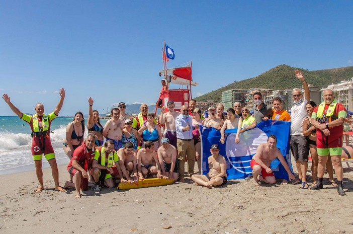 Borghetto S. Spirito, giornata al mare all'insegna della Bandiera Blu per i ragazzi dell’istituto medico pedagogico (FOTO)