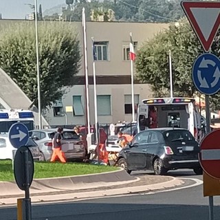 Scontro tra bici e auto a Pietra Ligure: ciclista trasportato al Santa Corona