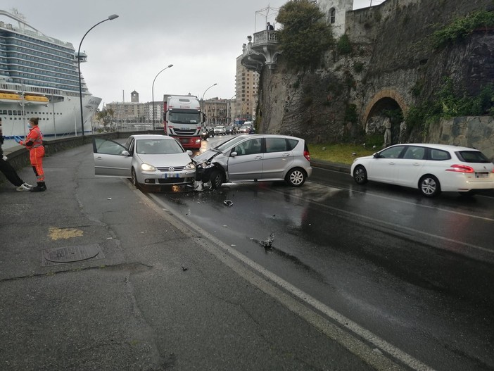 Savona, scontro tra due auto lungo via Matteotti (FOTO)