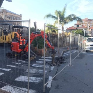 Pietra Ligure, lavori in corso in Largo Veterani dello Sport: via le barriere architettoniche e maggior fluidità al traffico in vista del senso unico sul lungomare