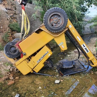 Albenga, uomo si ribalta col muletto durante alcune lavorazioni: codice rosso al Santa Corona