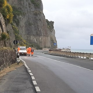 Celle, rottura di una tubazione dell’acqua sulla via Aurelia: disagi al traffico (FOTO)