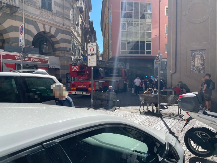 Savona, fumo da un appartamento di via Pia: intervento dei vigili del fuoco (FOTO)