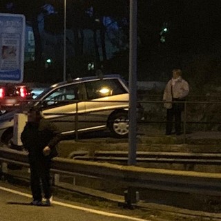 Pietra Ligure, auto &quot;incastrata&quot; tra gli scalini di una piccola rampa di scale