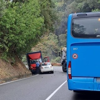 Scontro tra auto e camion sulla Sp 29 del Cadibona: soccorsi mobilitati, disagi al traffico