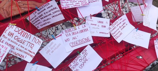 Borgio Verezzi, l'impegno della scuola secondaria nella Giornata Internazionale per l’eliminazione della violenza contro le donne (FOTO)