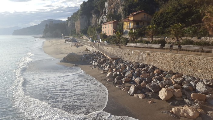 Finale, la forza della natura si manifesta a Capo San Donato: così la spiaggia diventa una distesa di scogli