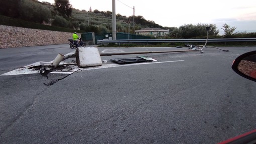 Pietra, palo abbattuto da un mezzo pesante in via Ranzi (FOTO)