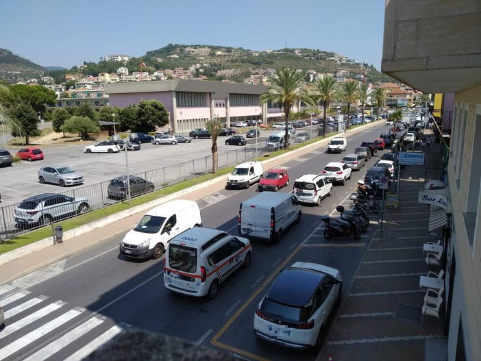 Camion si ferma per un guasto: traffico paralizzato sull’Aurelia a Pietra Ligure