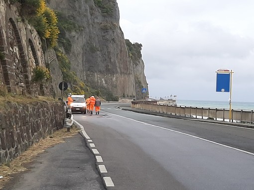 Celle, rottura di una tubazione dell’acqua sulla via Aurelia: disagi al traffico (FOTO)