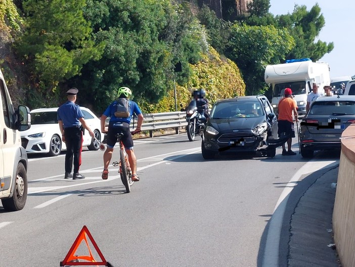 Bergeggi, auto perde il controllo e si schianta a bordo strada: illesa la conducente