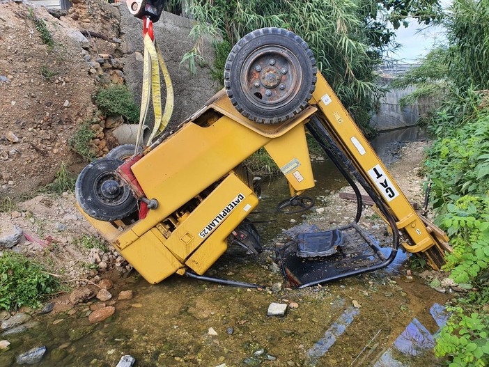 Albenga, uomo si ribalta col muletto durante alcune lavorazioni: codice rosso al Santa Corona