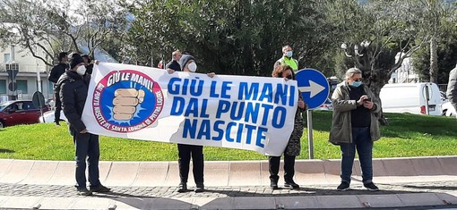 &quot;Giù le mani dal Punto Nascite&quot;, la protesta dei cittadini anche durante la Milano-Sanremo (FOTO e VIDEO)