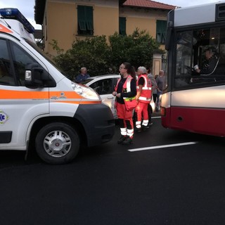 Pietra Ligure, scontro tra auto e autobus sulla via Aurelia: donna trasportata al Santa Corona (FOTO)