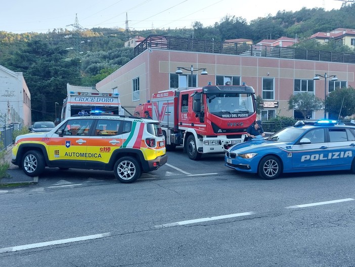 Savona, anziano investito da un furgone in via Nazionale Piemonte: soccorsi mobilitati