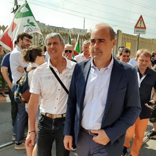 Vado, il segretario PD Zingaretti in visita a Bombardier: &quot;Pugni sul tavolo per un piano industriale che rilanci l'Italia&quot; (FOTO e VIDEO)