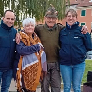 Da sinistra, il presidente Mirko Fossati, Patrizia Barroero, il capogruppo degli Alpini Elio Lunghi e la vice presidente Cinzia Ballesio