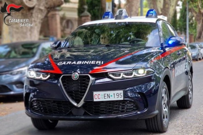 Savona, sorpresi dai carabinieri a rubare in un deposito di materiale edile: tre arresti