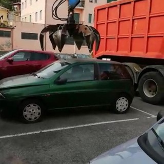 Albenga, demoliti 5 veicoli segnalati dai cittadini in evidente stato di abbandono (VIDEO)