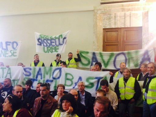 A Savona consiglio comunale su Ata, i lavoratori assediano la seduta: &quot;Basta all'accanimento contro l'azienda&quot;