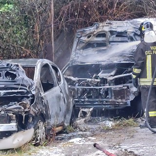 Savona, auto a fuoco in via Turati, incendio spento dai vigili del fuoco (FOTO E VIDEO)