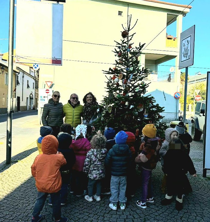 Leca, l'albero di Natale addobbato dai bambini del nido e della scuola d’infanzia