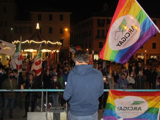 Ddl Zan, in 150 in piazza Sisto a Savona per protestare contro l’affossamento in Senato  (FOTO e VIDEO)