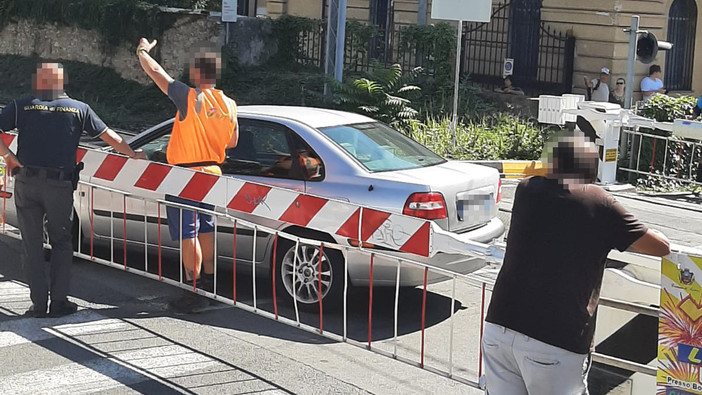 Loano, ancora attimi di panico al passaggio a livello di via Stella. Ma fortunatamente senza feriti