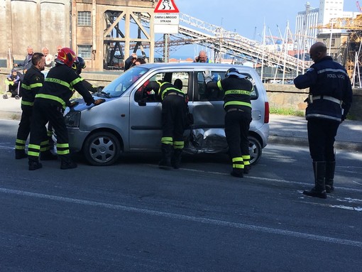 Savona, auto si cappotta sulla via Aurelia (FOTO e VIDEO)