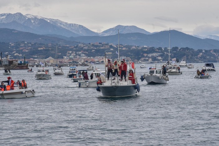 Savona, dopo due anni di stop per il Covid Cicciolin torna a sbarcare dalla Torretta: il sindaco gli consegna le chiavi della città