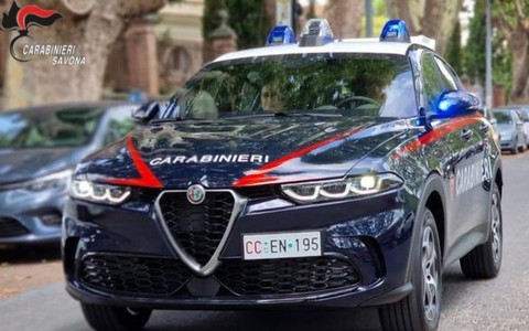 Vado, ruba alcuni vestiti infilandoli in una borsa schermata ma viene notato: arrestato un 31enne