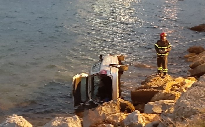 Vado, perde il controllo dell'auto e precipita in mare: due feriti (FOTO e VIDEO)