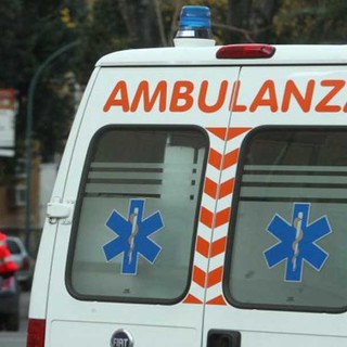 Savona, scontro tra due scooter in via Nizza: due ferite trasportate all'ospedale San Paolo
