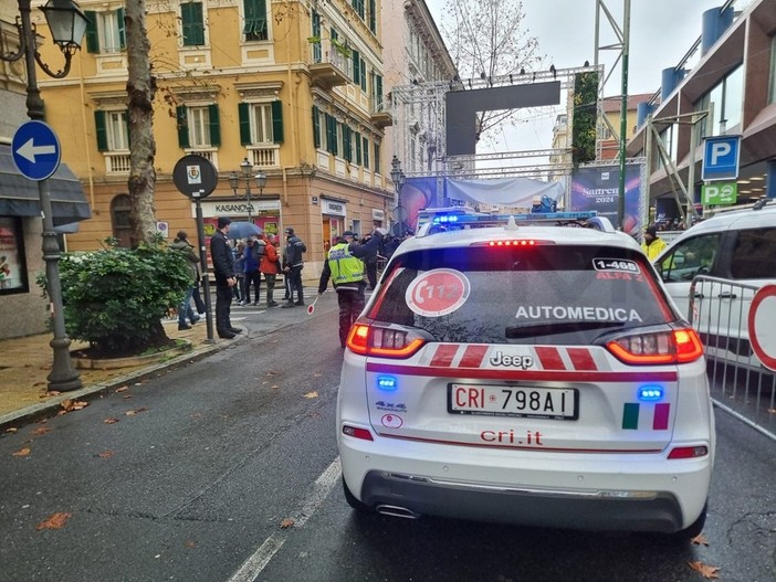 Sanremo, operaio cade da un'altezza di 5 metri, trasportato in elicottero al Santa Corona