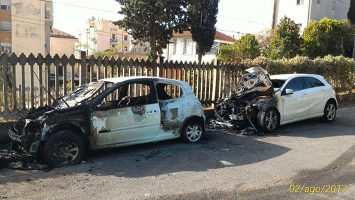 Alassio, auto in fiamme: intervento dei vigili del fuoco