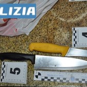 Tenta di accoltellare i coinquilini e di colpire la polizia: disposta una perizia psichiatrica