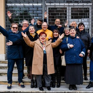 Albenga, alunni e professori della 1B si ritrovano 50 anni dopo davanti al liceo G. Bruno