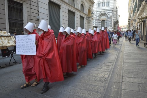 Non Una di Meno in piazza cita &quot;Il racconto dell'ancella&quot;