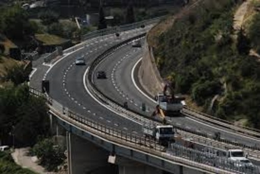 Autostrade, Toti a Pd: &quot;Se pensano di fare  campagna elettorale mettendo in ginocchio i liguri con il blocco delle autostrade si sbagliano&quot;