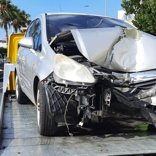 Auto contro un palo sulla via Aurelia tra Loano e Pietra: donna in codice giallo