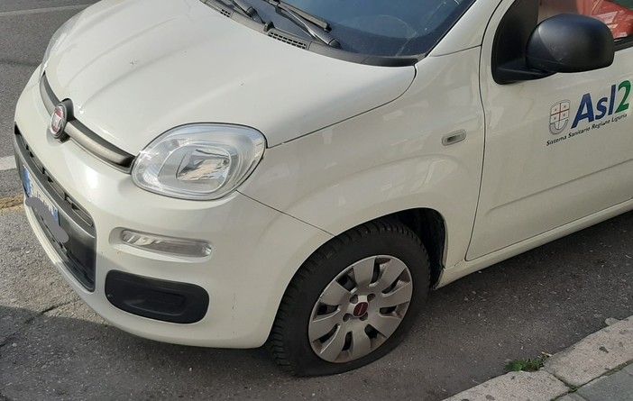 Savona, gomme bucate a 8 auto dell'Asl2: atto vandalico in via Collodi