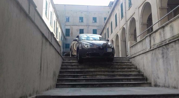 Savona, automobilista sbaglia strada e si ferma sulle scale di palazzo Santa Chiara