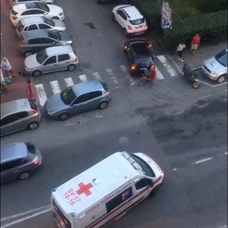 Savona, auto parcheggiata blocca ambulanza davanti all'ex clinica Riviera (VIDEO)