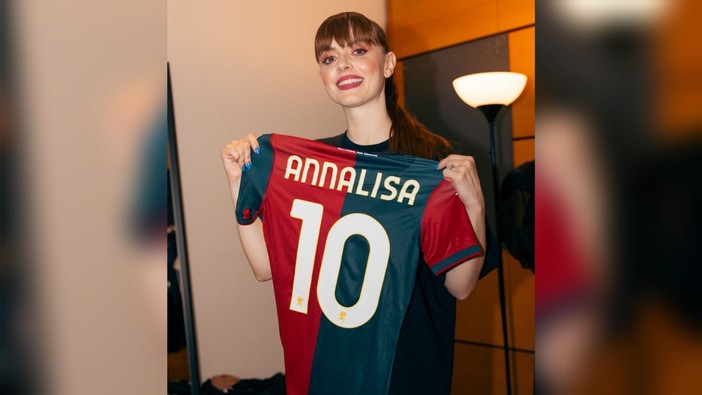Non si ferma l'onda di BellissimA, il Genoa dona una maglia rossoblù ad Annalisa