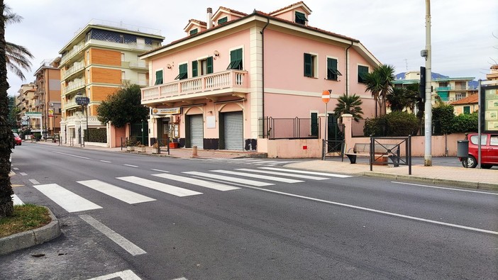 Il luogo dove si è verificato il sinistro sulla via Aurelia, all'ingresso di levante di Pietra Ligure