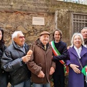 8 marzo, a Varazze intitolata una targa alle donne lavoratrici del Cotonificio Ligure (FOTO)