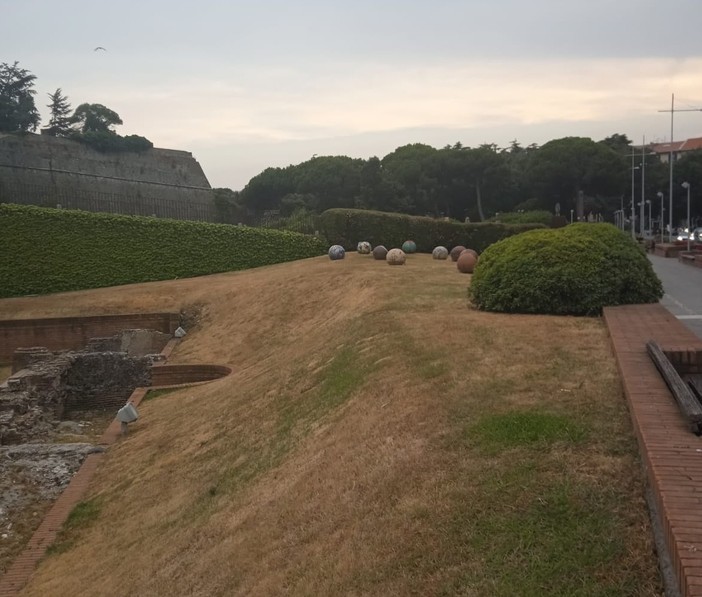 &quot;Savona è una città accogliente dove si vive bene, non si capisce perché l'area verde del Priamar sia secca&quot;