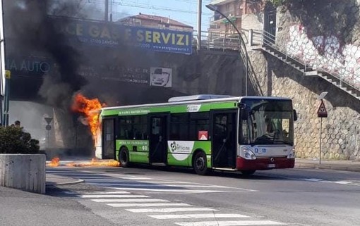 Savona, autobus in fiamme, intervento dei Vigili del fuoco